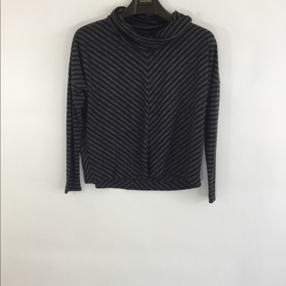 LOFT Active Wear Turtleneck‎